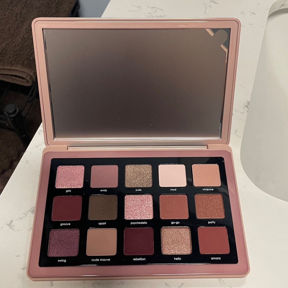 Natasha Denona Retro and Glam palette. - Picture 2 of 8
